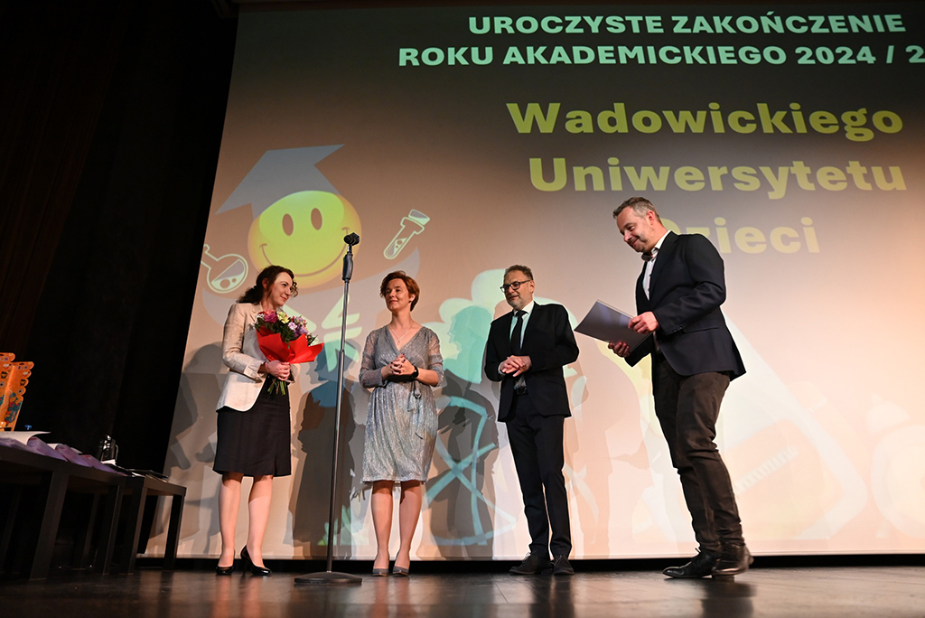 prowadzący uroczystość z kierownikiem Działu Promocji Adamem Gliksmanem i Dziekan UDiR dr Marzeną Albrycht na scenie
