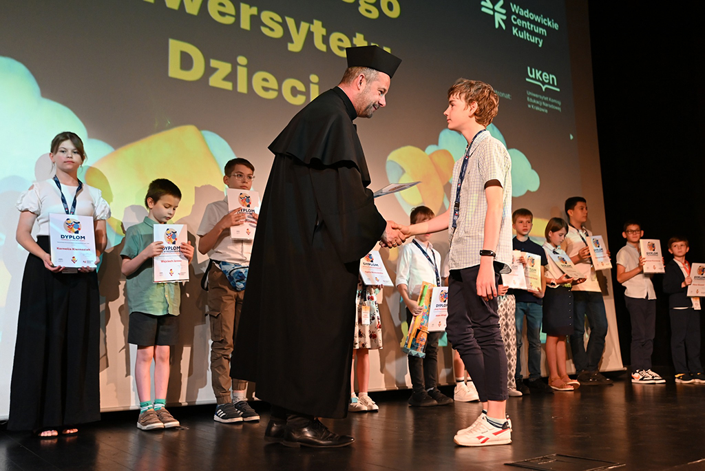 Kierownik Działu Promocji Adam Gliksman wręcza dyplom jednemu z absolwentów WUD