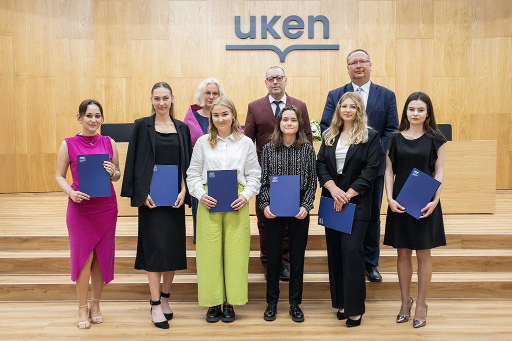 laureaci konkursu student miesiąca z władzami rektorskimi