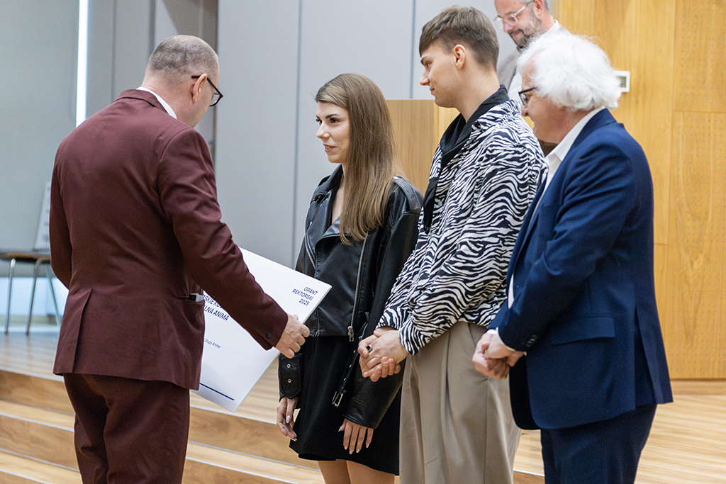 laureaci Grantu Rektorskiego z władzami uczelni