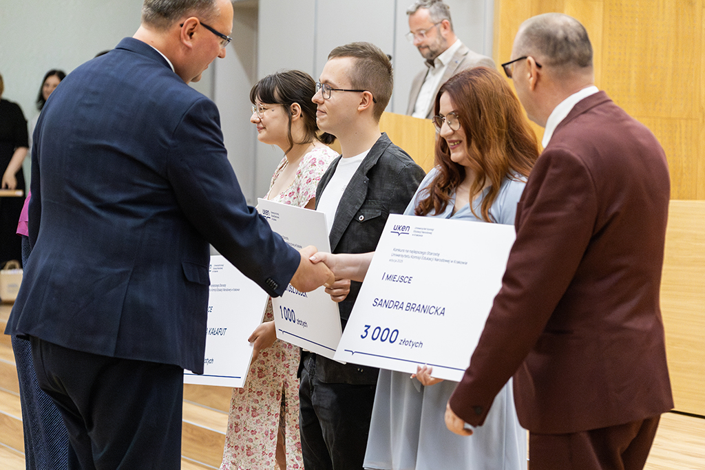 laureaci Grantu Rektorskiego z władzami uczelni