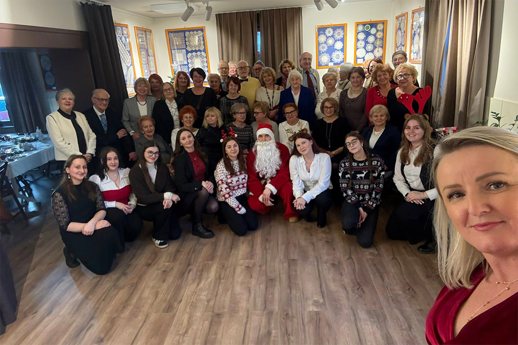 uczestnicy spotkania świątecznego, na pierwszym planie Dziekan UTW dr Ewelina Zdebska