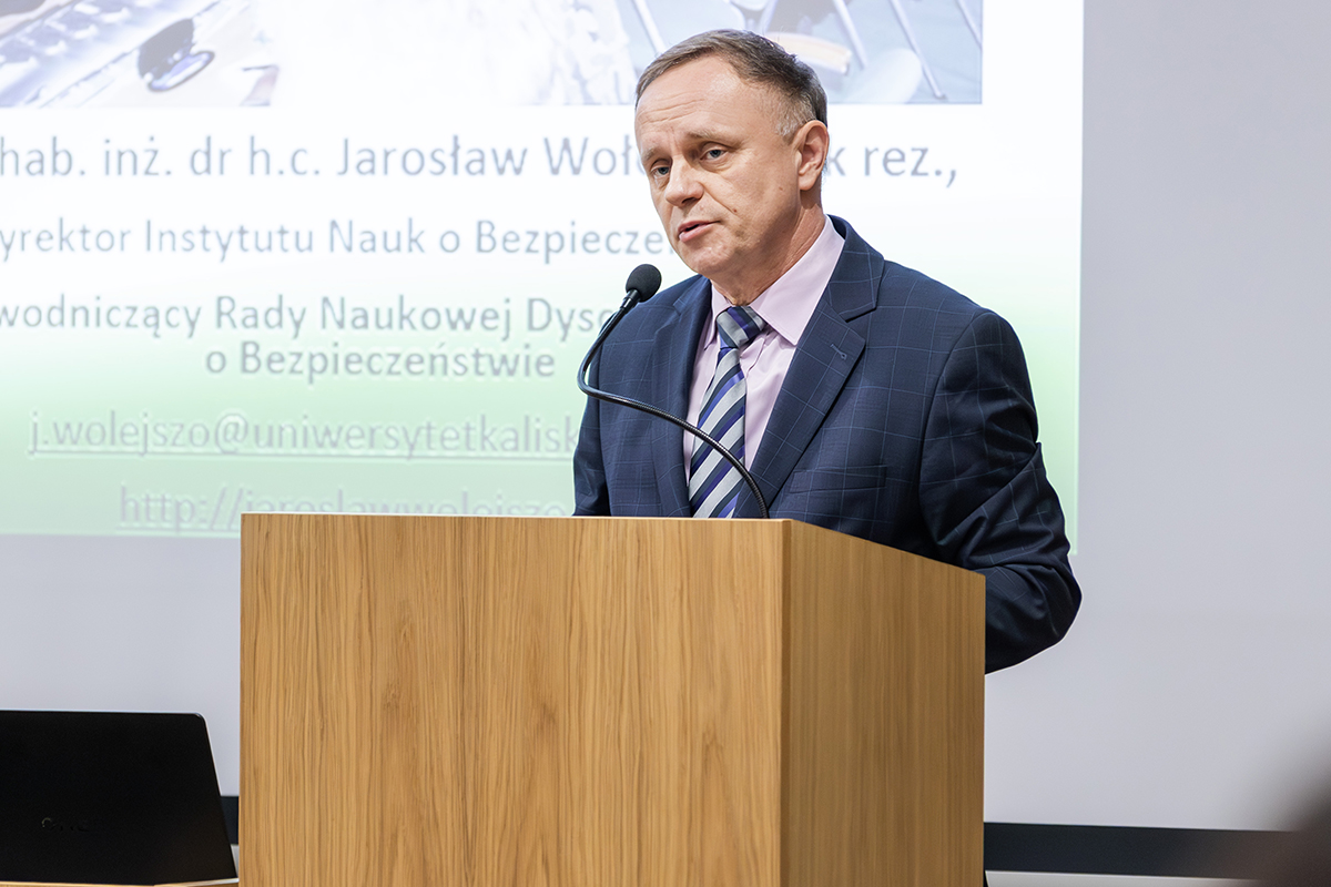 Dyrektor Instytutu Nauk Technicznych dr hab. Henryk Noga, profesor przy mównicy