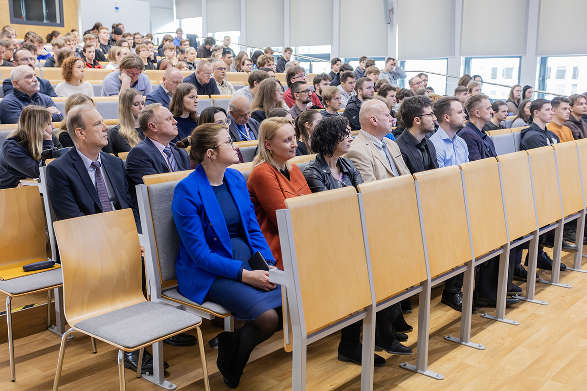 uczestnicy wykładu, w drugim rzędzie m.in. Jego Magnificencja dr hab. Wojciech Bąk, prof. UKEN oraz Dyrektor Instytutu Nau Technicznych UKEN dr hab. Henryk Noga, profesor
