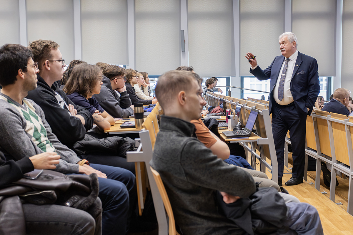 prof. dr hab. inż. dr h.c. Jarosław Wołejszo wśród uczestników wykładu
