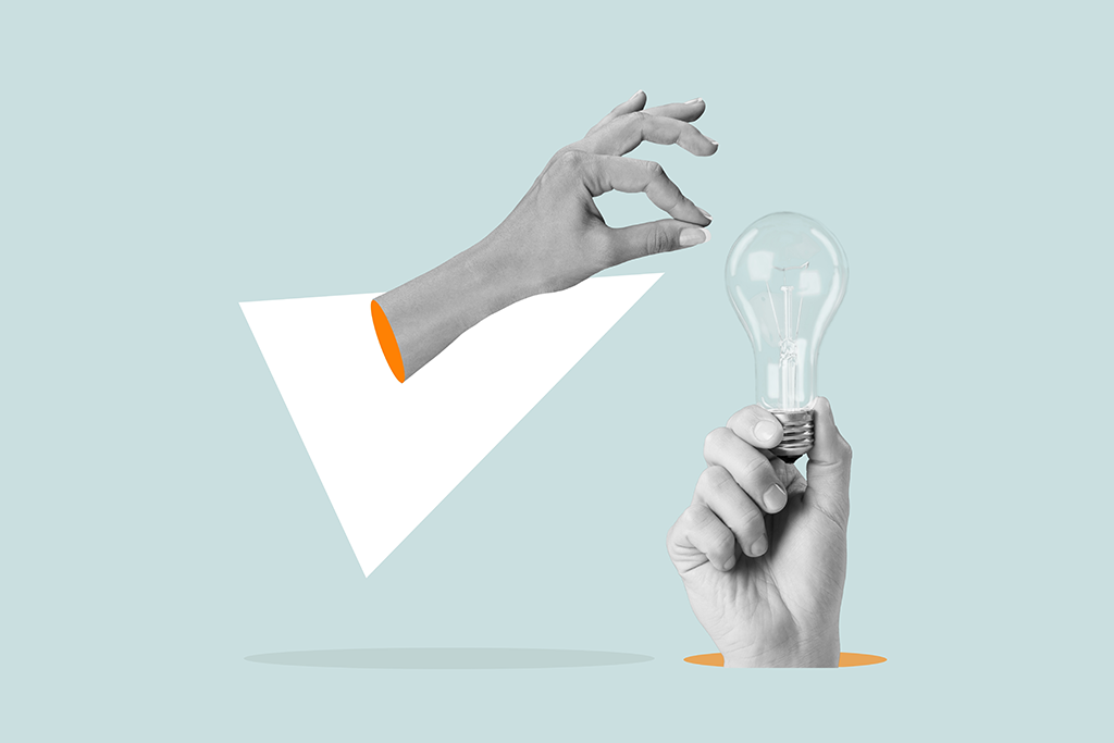 dłonie i żarówka