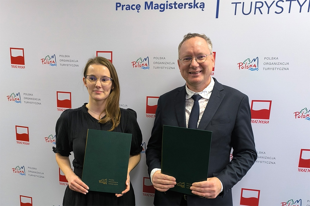 Dominika Miara ze swoim promotorem prof. dr. hab. Sławomirem Kurkiem