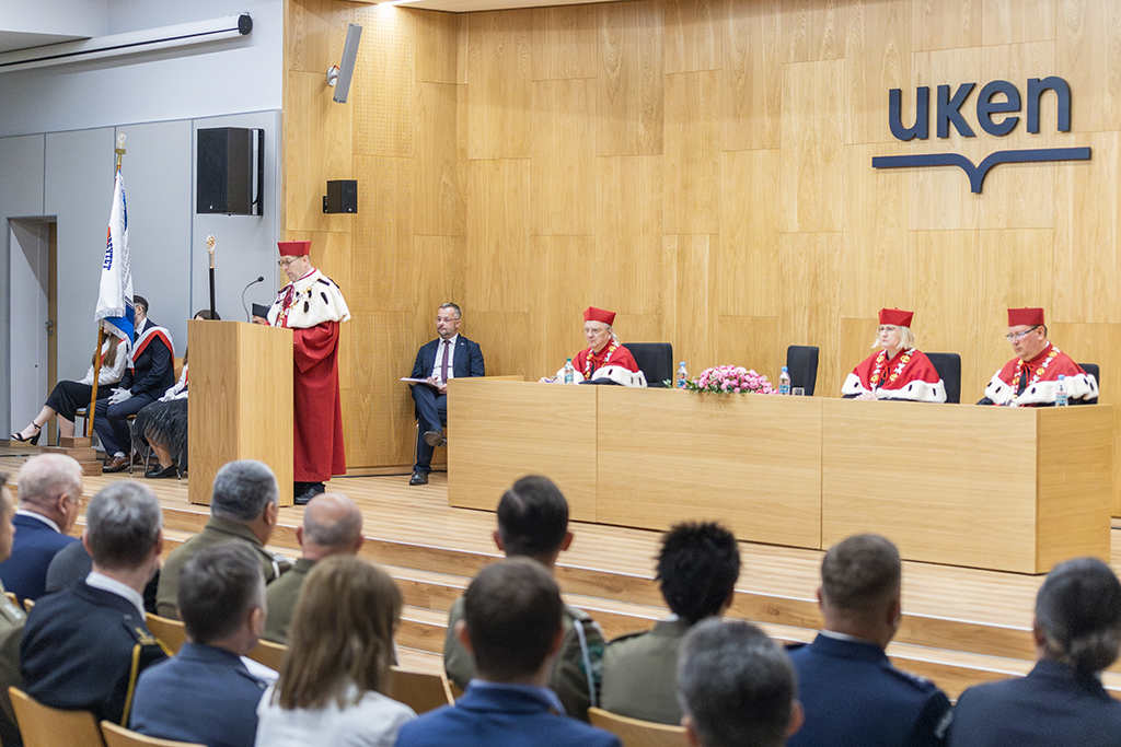 Rektor Uniwersytetu Komisji Edukacji Narodowej w Krakowie prof. dr hab. Piotr Borek podczas swojego przemówienia