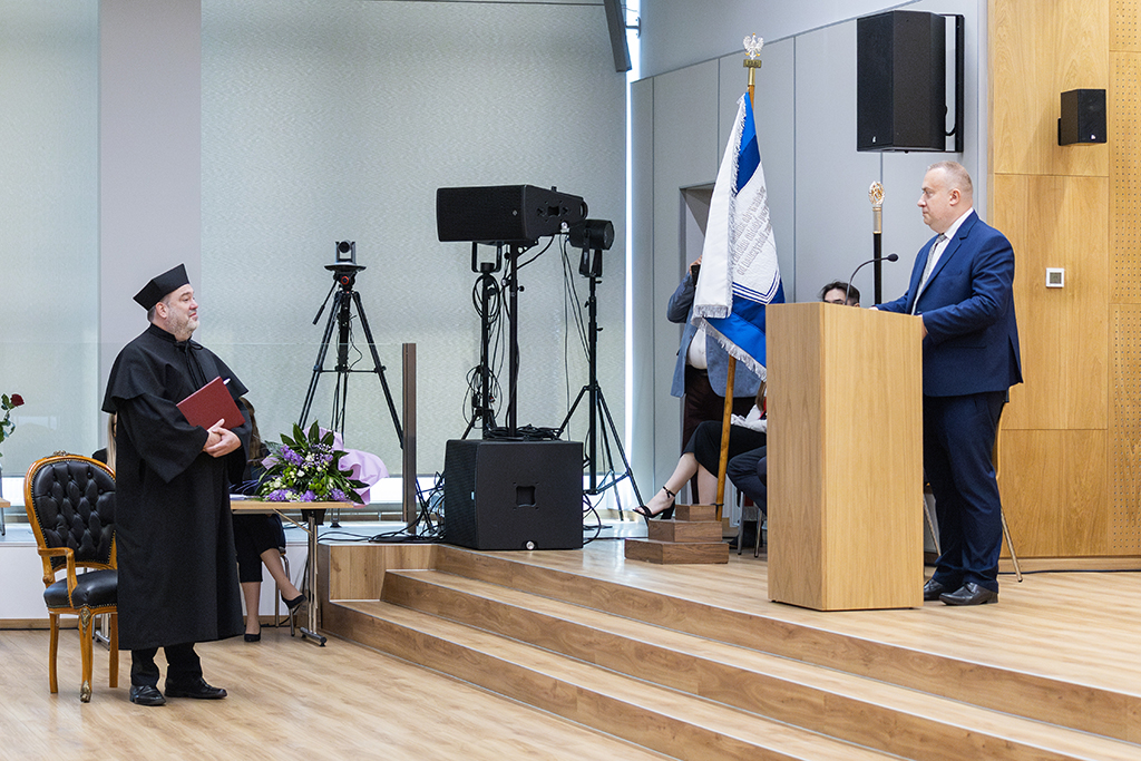 Prof. dr hab. Łukasz Tomasz Sroka podczas laudacji na cześć prof. Christopha Augustynowicza