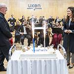 tort jubileuszowy z dyrygentami i orkiestrą w tle