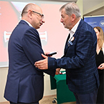 Dr Michał Niezabitowski odbiera odznaczenie