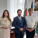 Prof. dr hab. Roman Kochnowski wraz z prorektorem ds. współpracy międzynarodowej prof. dr. Pierem Pigozzim i szefową biura współpracy międzynarodowej Lilianą Śmiech