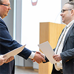 Rektor UKEN prof. Piotr Borek i Prorektor ds. Nauki dr hab. Michał Rogoż, prof. UKEN wręczają nagrody w ramach IDUB „Excellence Motivation”