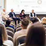 uczestnicy jednego z paneli; na pierwszym planie publiczność