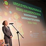 dr Marzena Albrycht, Dziekan Uniwersytetu Dzieci i Rodziców UKEN w imieniu uczelni powitała młodych studentów 