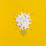 żarówka z puzzli na żółtym tle
