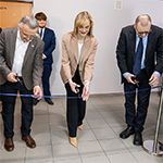 Rektorzy wraz z Klaudią Smazą przecinają wstęgę