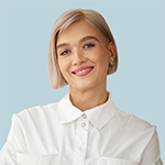 uśmiechnięta blondynka w białej koszuli