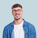 uśmiechnięty student w okularach