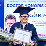 Profesor Józef Młyński z dyplomem doctora honoris causa UPSC w dłoniach