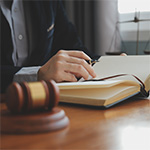 zbliżenie na dłonie osoby notującej w kalendarzu