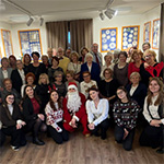 uczestnicy spotkania świątecznego, na pierwszym planie Dziekan UTW dr Ewelina Zdebska