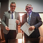 sygnatariusze umowy: Michał Hebda, burmistrz Miasta i Gminy Niepołomice i dr Ryszard Kozioł, Zastępca Dyrektora Instytutu Prawa, Ekonomii i Administracji UKEN