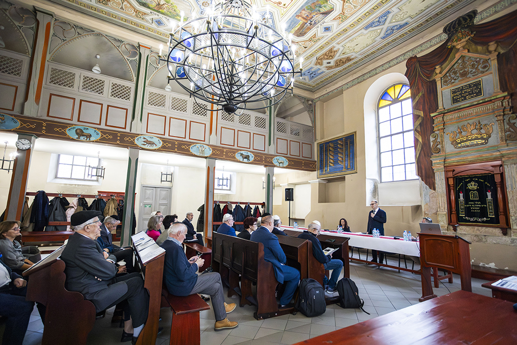 Konferencję otworzyli Helena Jakubowicz, Przewodnicząca Zarządu Gminy Wyznaniowej Żydowskiej w Krakowie, oraz prof. dr hab. Piotr Borek, Rektor Uniwersytetu Komisji Edukacji Narodowej w Krakowie