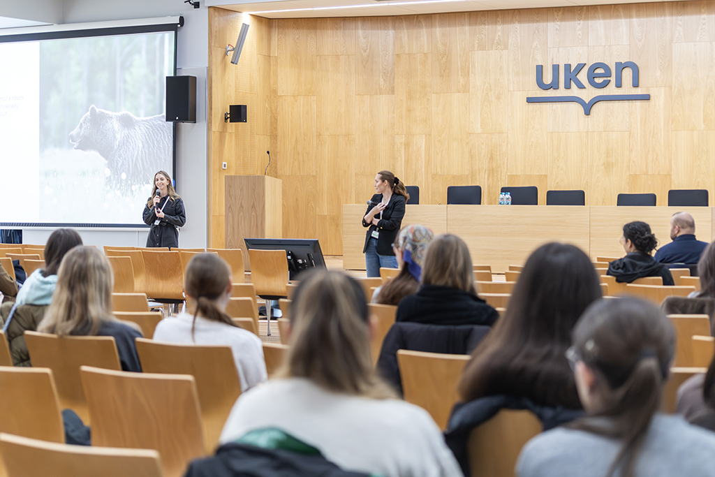 trwają warsztaty „Fake news, kryzysy i panika — jak reagują specjaliści ds. public relations”, na pierwszym planie studenci