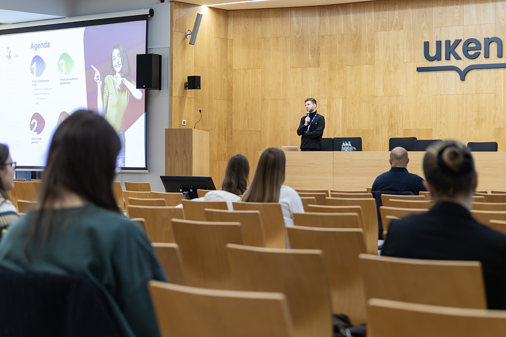 trwają warsztaty „Pierwsza firma. Krok po kroku”, na pierwszym planie studenci