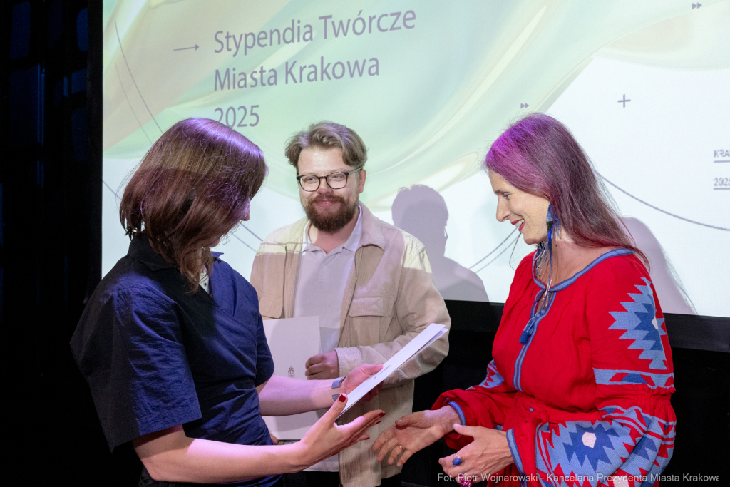 Cecylia Malik odbiera stypendium z rąk Marii Klaman, zastępczyni prezydenta Krakowa