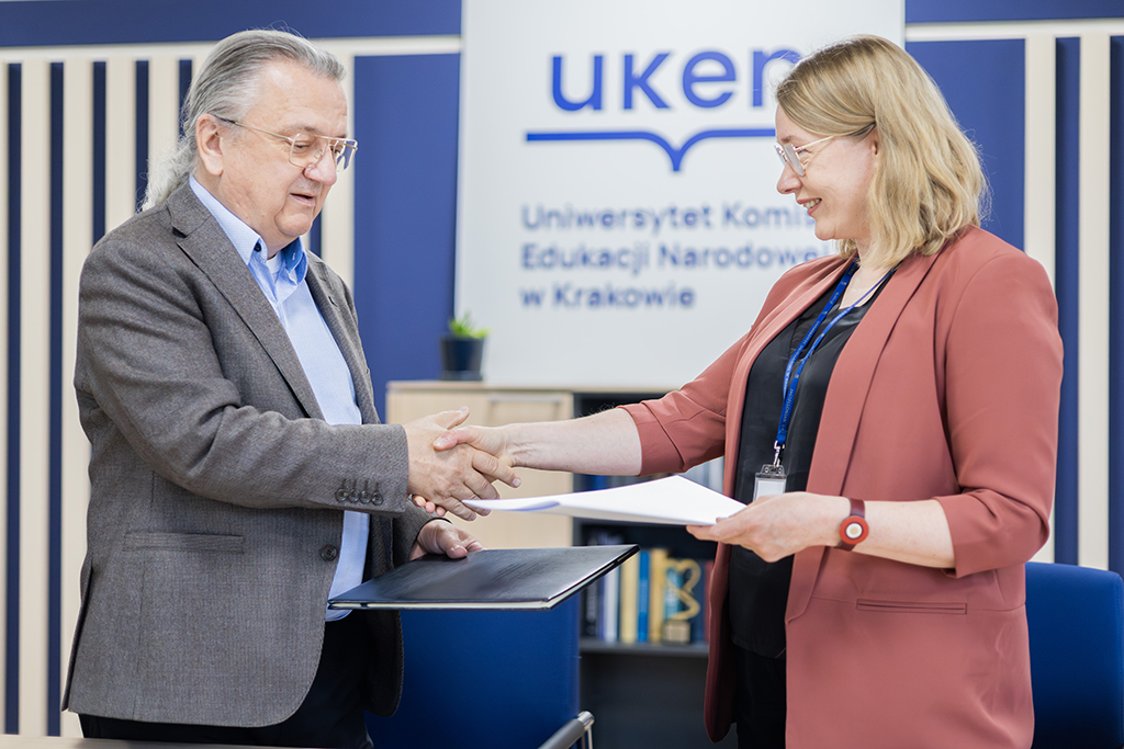 uścisk dłoni Prorektora ds. Kształcenia i Rozwoju dr. hab. Roberta Stawarza, prof. UKEN i Dyrektor Estońskiego Muzeum Literatury dr Piret Voolaid.