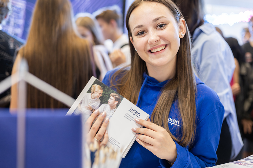 studentka UKEN prezentuje ofertę edukacyjną uczelni