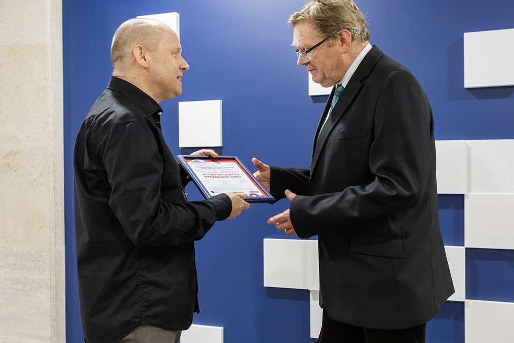 certyfikat odebrał Dziekan Wydziału Nauk Społecznych prof. dr hab. Roman Kochnowski