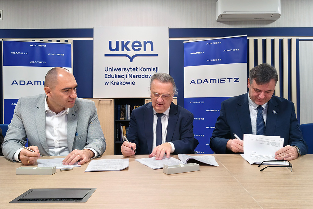 Ze strony Uczelni dokument podpisali p.o. kanclerza dr hab. Robert Stawarz, prof. UKEN, oraz kwestor mgr Tomasz Kolosek, a&nbsp;w imieniu wykonawcy Adamietz Sp. z&nbsp;o.o. – pełnomocnik Artur Telega
