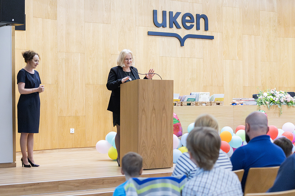 otwarcie uroczystości, przy pulpicie Prorektor ds. Studenckich, dr hab. Katarzyna Plutecka, prof. UKEN, oraz Dziekan Uniwersytetu Dzieci i Rodziców, dr Marzena Albrycht