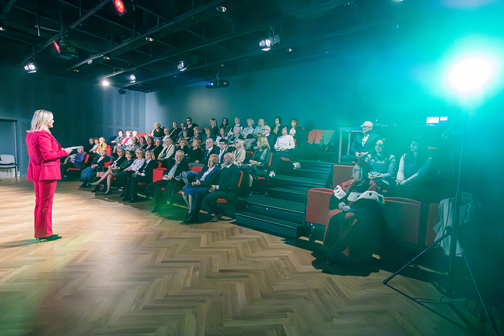 Dziekan UTW, dr Ewelina Zdebska przemawia do słuchaczy UTW