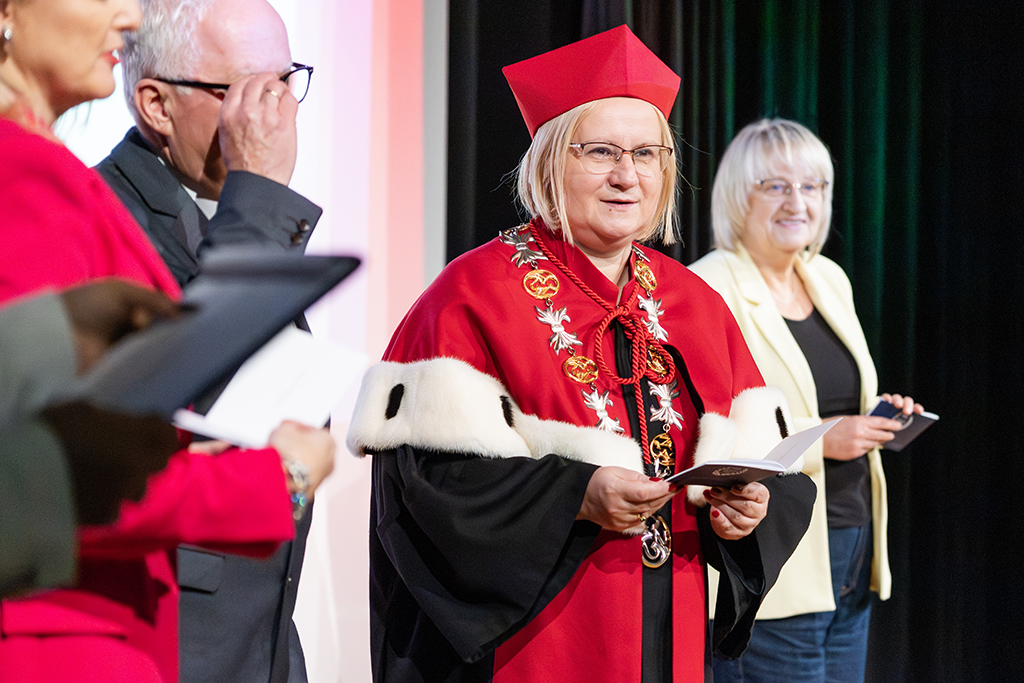Prorektor ds. Studenckich, dr hab. Katarzyna Plutecka, prof. UKEN wręcza indeksy