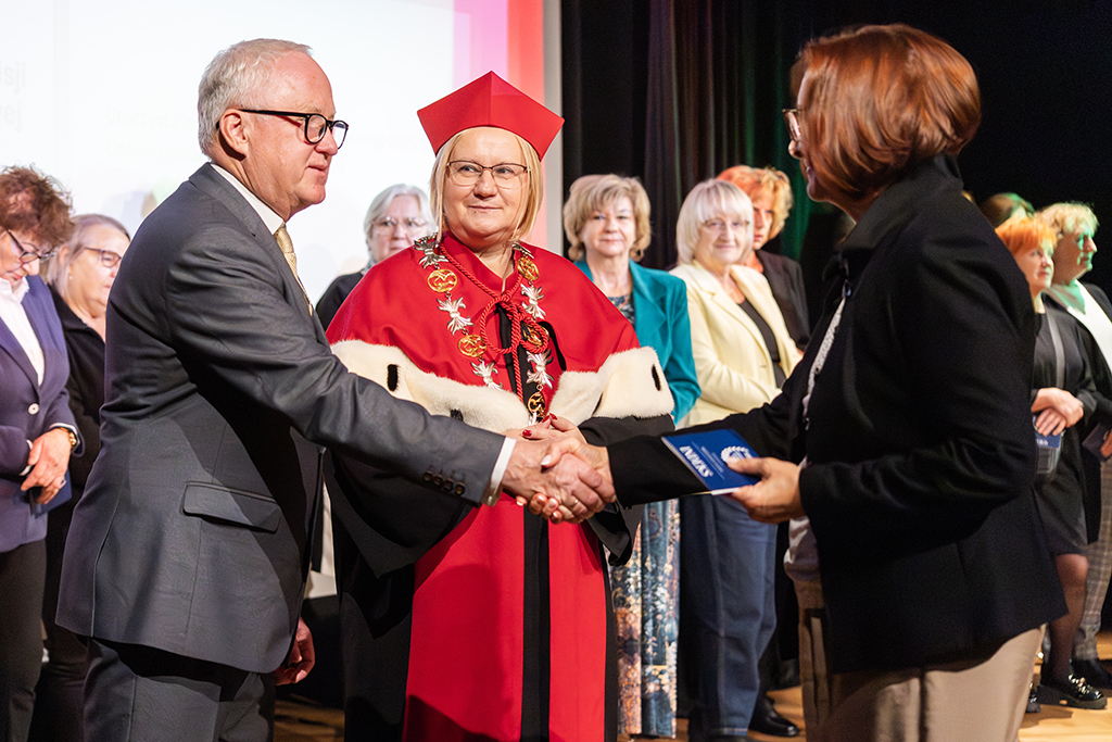 Prorektor ds. Studenckich, dr hab. Katarzyna Plutecka, prof. UKEN wraz z prof. Piotrem Jarguszem wręczają indeksy