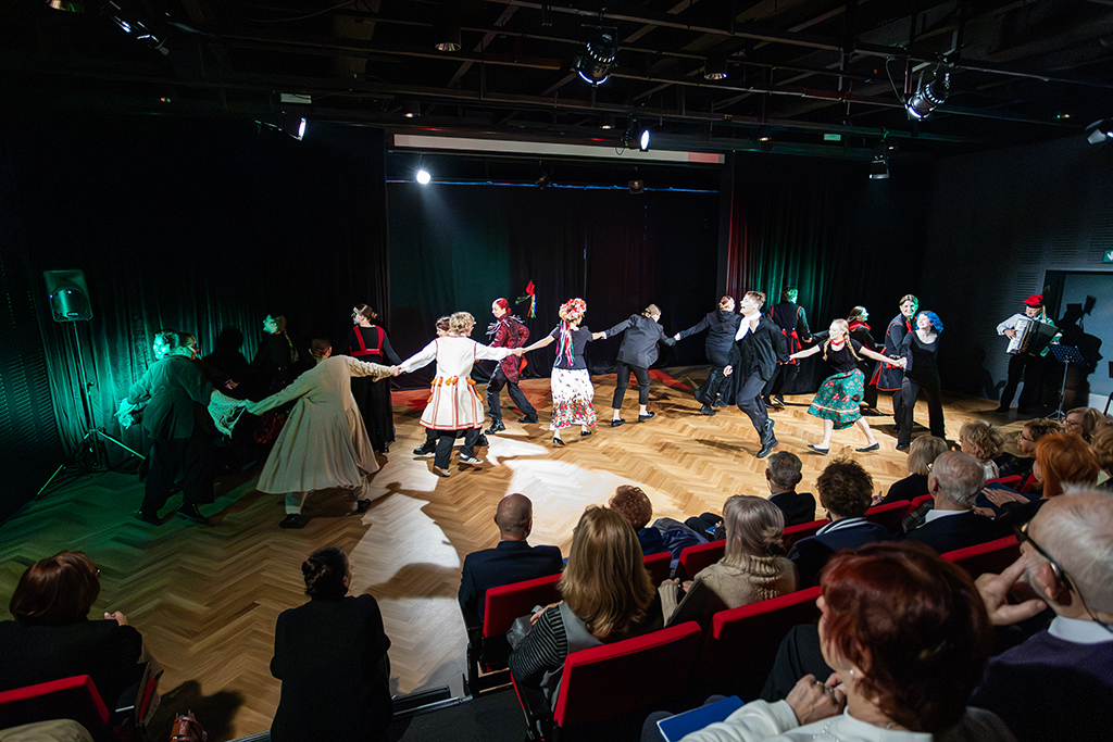 spektakl „Widma polskie”, na pierwszym planie publiczność