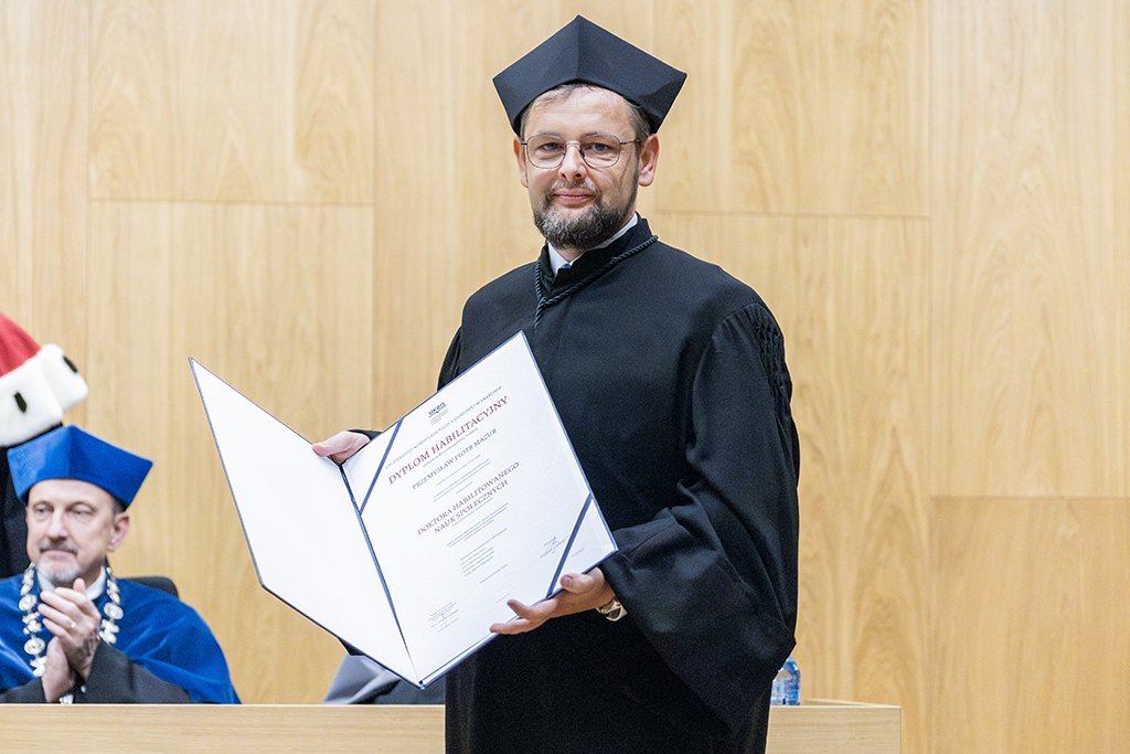 Przemysław Mazur ze swoim dyplomem habilitacyjnym