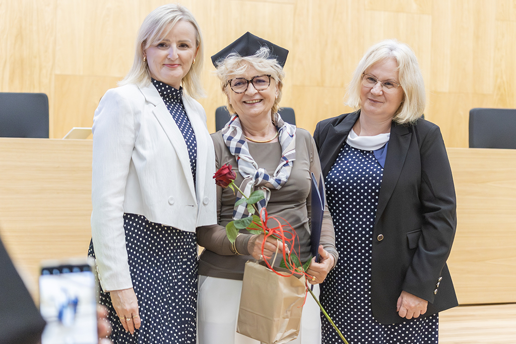 wspólne zdjęcie dr hab. Katarzyny Pluteckiej, prof. UKEN, Prorektor ds. Studenckich, dr Eweliny Zdebskiej, Dziekan UTW oraz jednej z absolwentek UTW