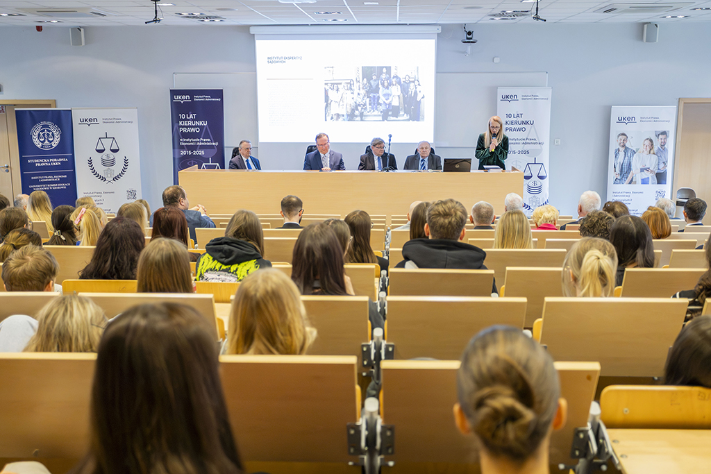 Konferencję otworzyli Prorektor ds. Kształcenia i Rozwoju dr hab. Robert Stawarz, prof. UKEN, Prorektor ds. Nauki dr hab. Michał Rogoż, prof. UKEN, Dyrektor Instytutu Prawa, Ekonomii i Administracji prof. dr hab. inż. Andrzej Kozera oraz Dziekan Wydziału Nauk Społecznych prof. dr hab. Roman Kochnowski