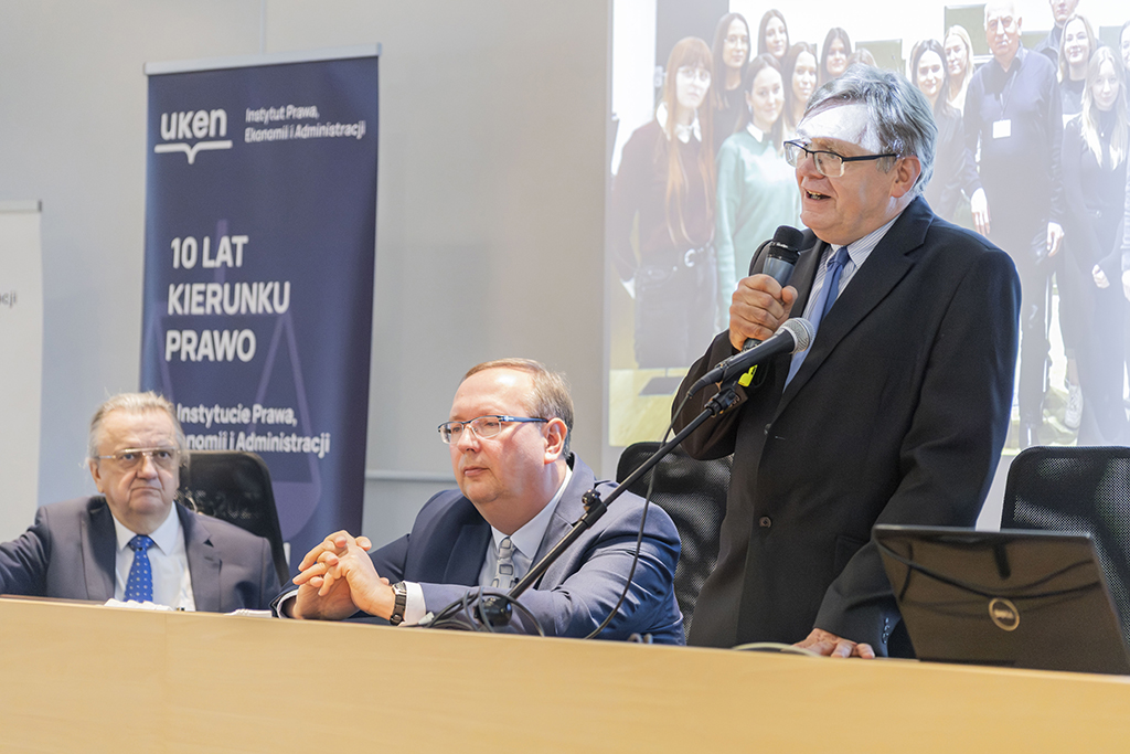 Konferencję otworzyli Prorektor ds. Kształcenia i Rozwoju dr hab. Robert Stawarz, prof. UKEN, Prorektor ds. Nauki dr hab. Michał Rogoż, prof. UKEN oraz Dziekan Wydziału Nauk Społecznych prof. dr hab. Roman Kochnowski