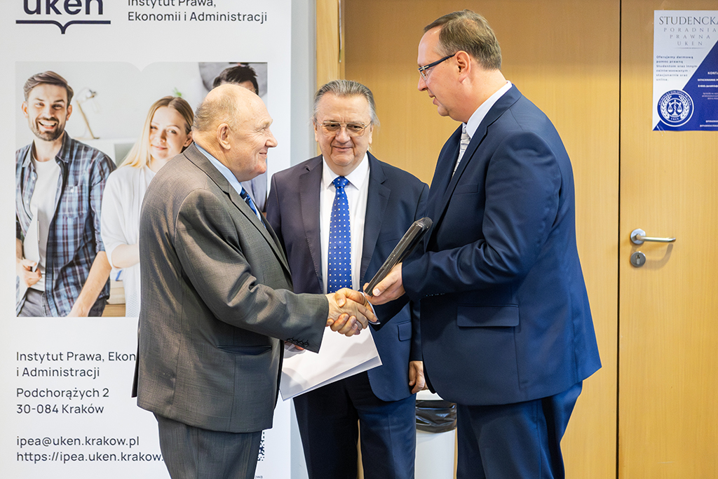 Prorektorzy dziękują za zaangażowanie w tworzenie kierunku prawo Dyrektorowi Instytutu Prawa, Ekonomii i Administracji prof. dr. hab. inż. Andrzejowi Kozerze