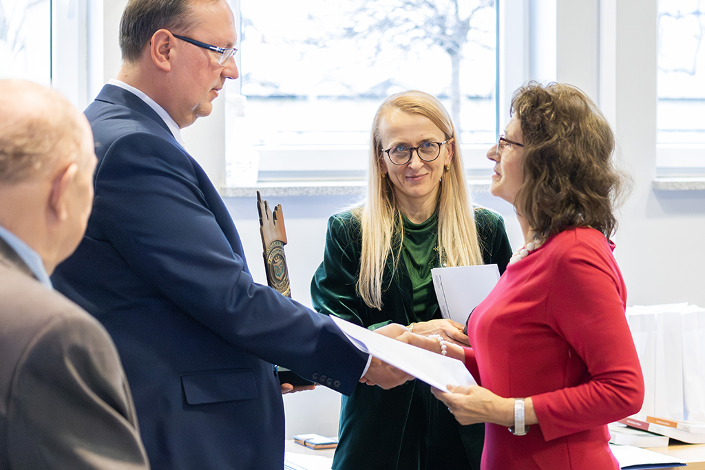 Prorektorzy dziękują za zaangażowanie w tworzenie kierunku prawo dr hab. Kazimierze Juszce, prof. UKEN