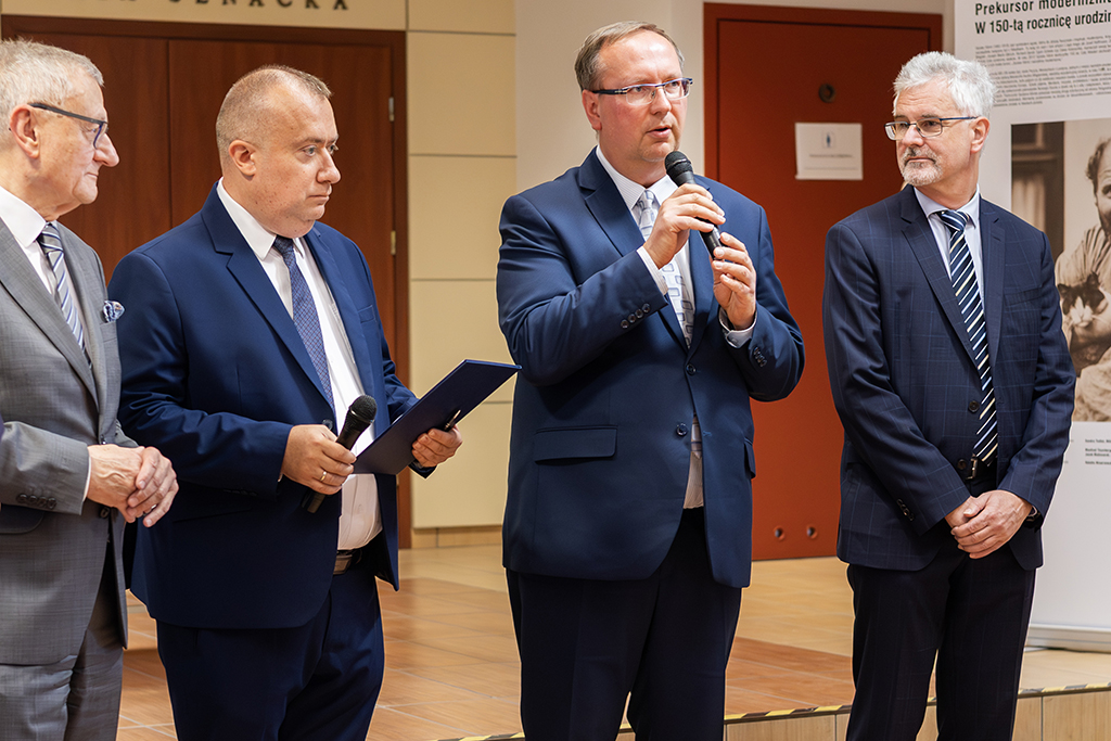 oficjalne otwarcie wystawy, powitanie gości przez Prorektora ds. Nauki dr. hab. Michała Rogoża