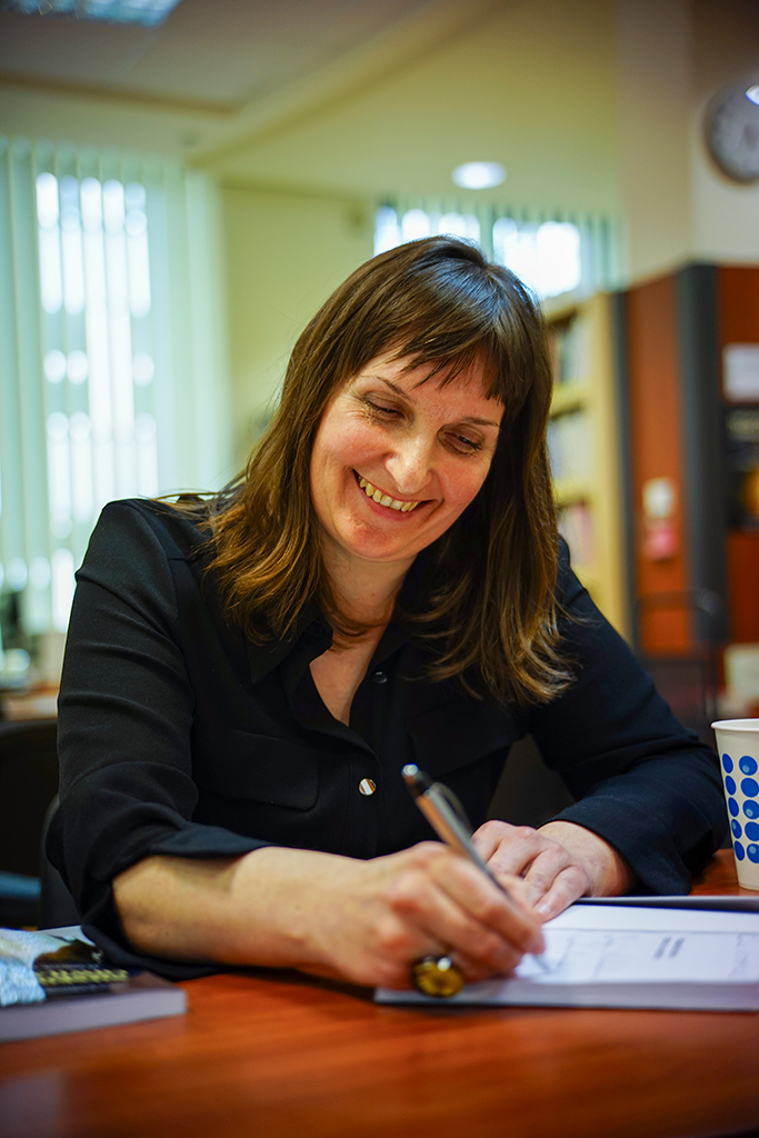 Anna Kamińska-Malandain podpisuje swoją książkę