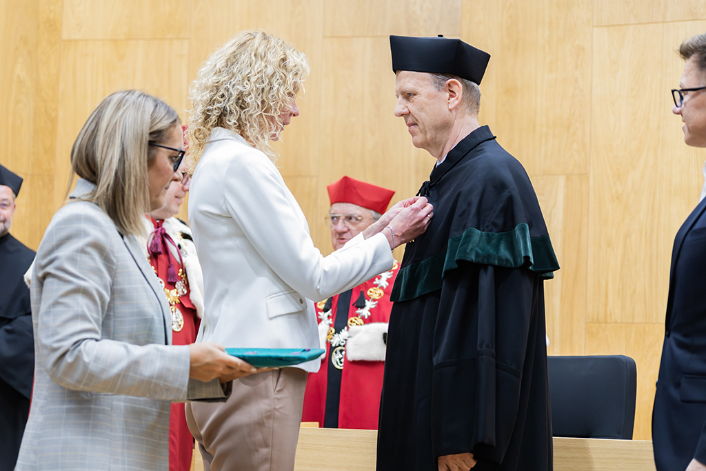 Złotym Krzyżem Zasługi za działalność na rzecz rozwoju nauki został odznaczony dr hab. Wojciech Bąk, prof. UKEN 