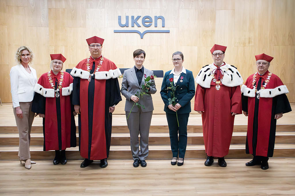 odznaczone Brązowym Krzyżem Zasługi dr Agnieszka Kowalska, prof. UKEN oraz dr Katarzyna Jagielska z władzami uczelni